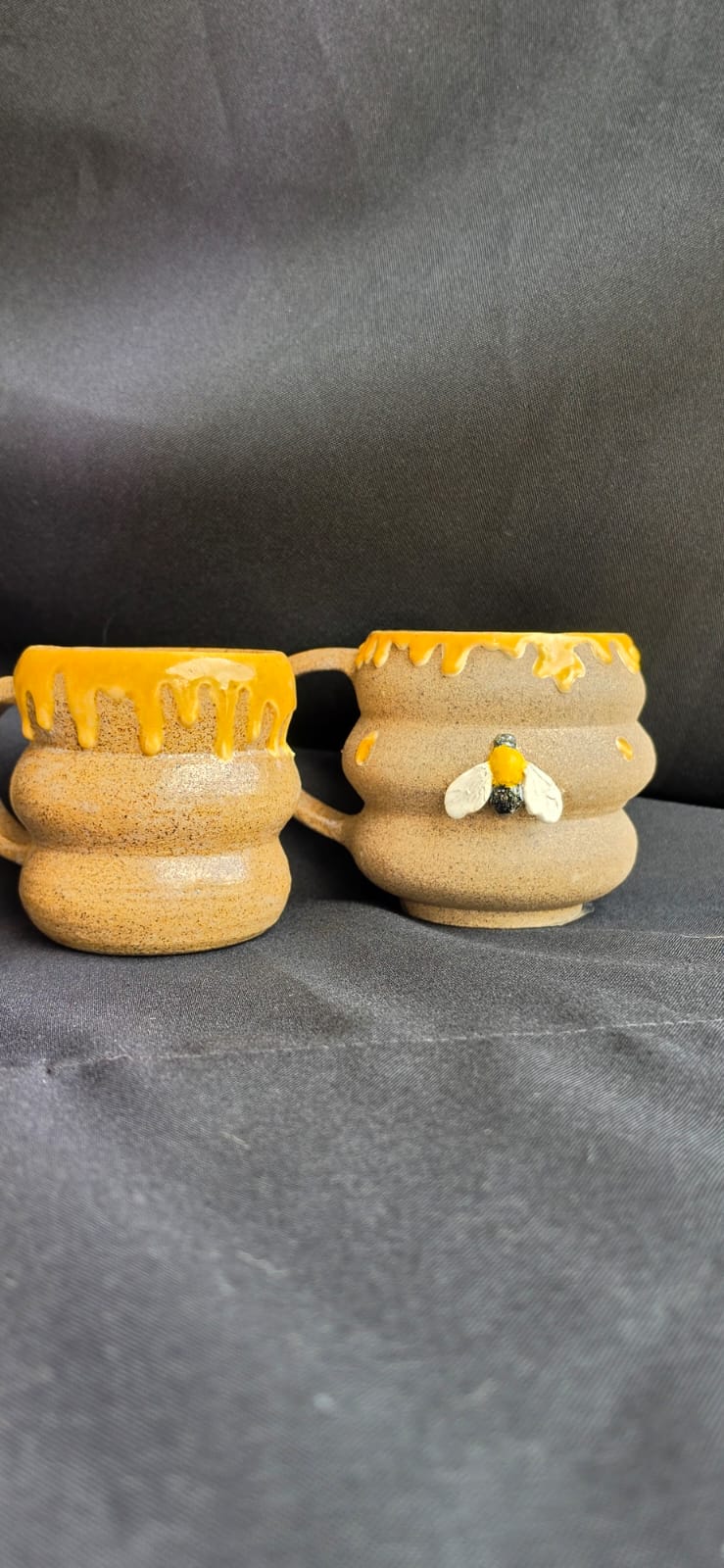 Canecas de mel com abelhinha feitas à mão
