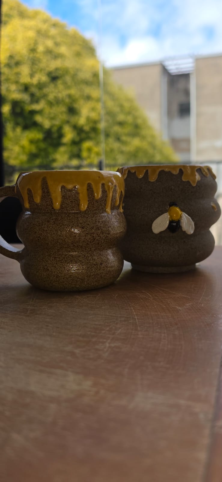 Canecas de mel com abelhinha em alto-relevo