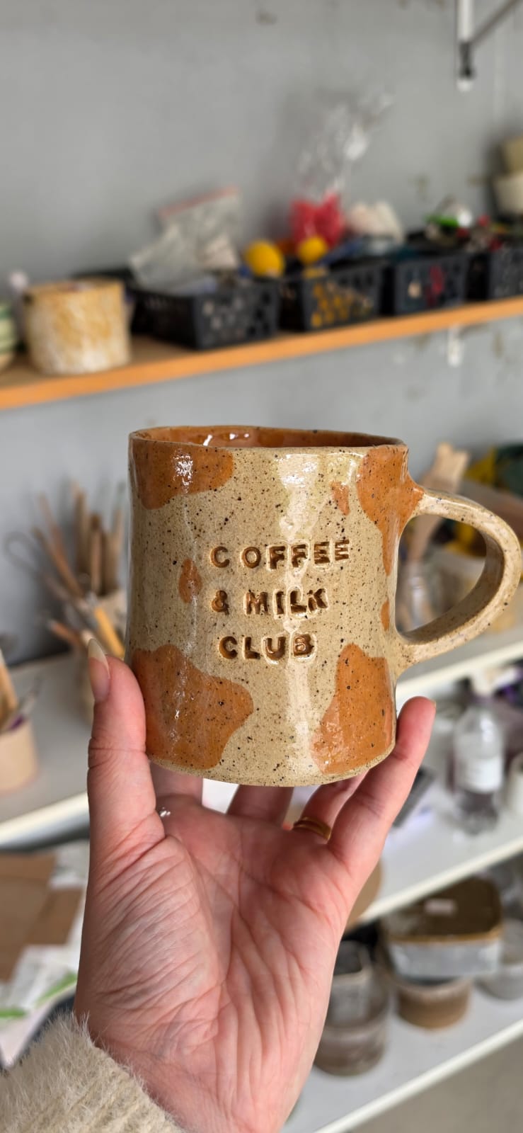 Caneca Coffee & Milk de cerâmica no ateliê Cicla Arte
