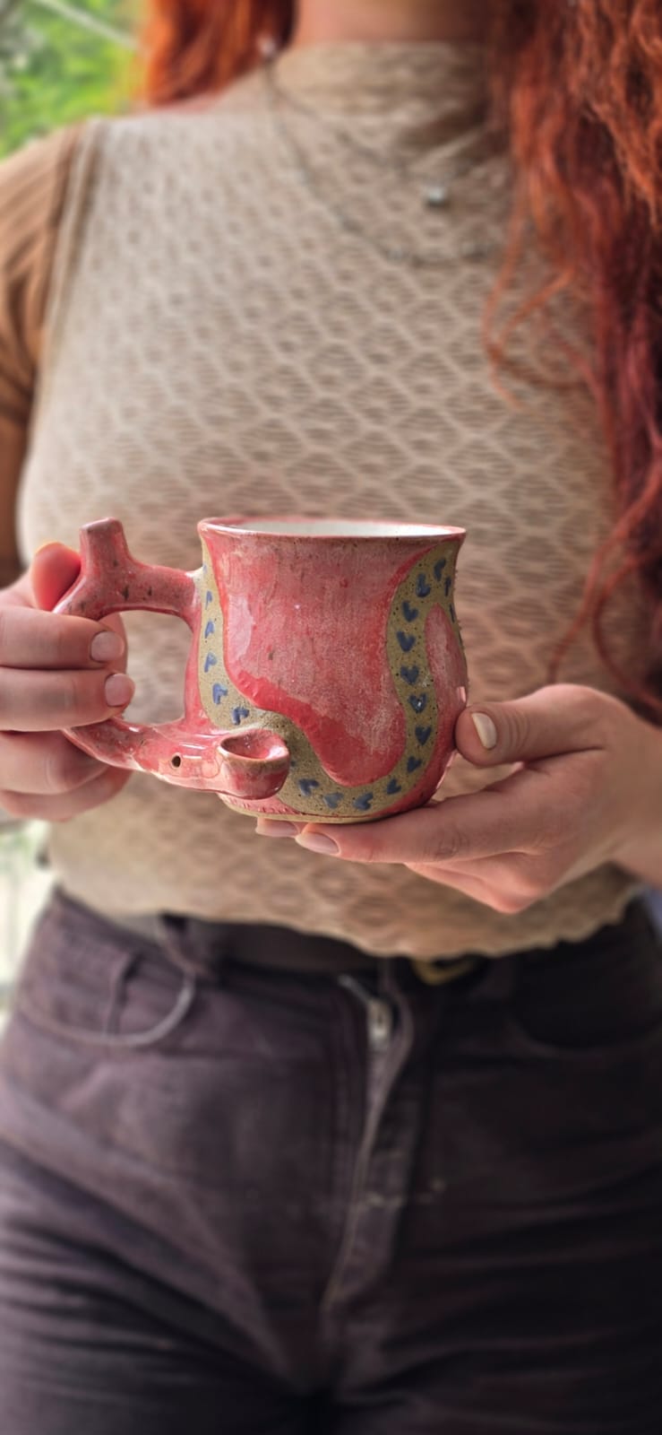 Caneca autoral rosa com corações feita à mão